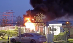 Otel bahçesinde karavan yandı