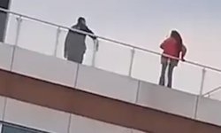 Arifiye'de hareketli anlar! Çatıya çıkan kişi polis müdahalesiyle indirildi