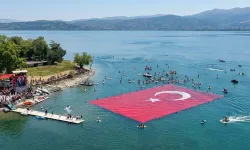 Sapanca Gölü’nde 1923 metrekarelik dev Türk bayrağı açıldı