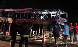 Denizli'de bariyerlere çarpan yolcu otobüsü alev aldı: Biri bebek 8 ölü, 33 yaralı!