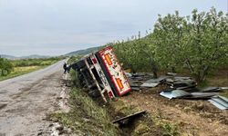 Bilecik'te kontrolden çıkan tır devrildi