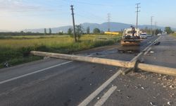 Otomobilin devirdiği direğe motosiklet çarptı: 4 yaralı