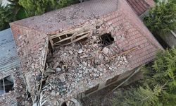 Yıldırımın düştüğü minare yıkıldı