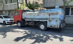 Park halindeki su tankerine çarpan scooter sürücüsü yaralandı