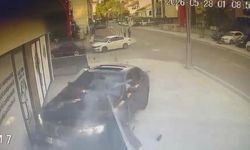 Otomobil, danışmanlık merkezine daldı: O anlar kamerada