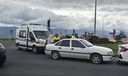Bolu'da trafik ışıklarında bekleyen otomobile çarpan araçtaki 1 kişi yaralandı