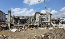 İnşatta beton dökülürken kalıp çöktü