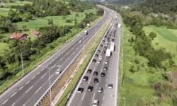 Tatilcilerin dönüşü sürüyor: Bolu geçişinde uzun araç kuyrukları