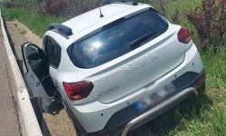 Otoyol'da direksiyon başında uyuduğu iddia edilen sürücü bariyerlere çarptı: 1 yaralı