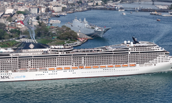 TCG Anadolu turistlerin ilgi odağı oldu