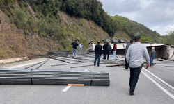 Çubuk demir yüklü tır devrildi, yol trafiğe kapandı