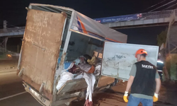Kurban atığı taşıyan araç ile otomobil çarpıştı