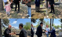 Başkan Akın'dan arife günü mezarlık ziyaretinde vatandaşlara çiçek ikramı