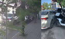 Otomobil park halindeki motosikletlere çarptı: Kaza anı kamerada