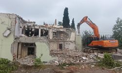 Hendek öğretmenevi yıkıldı