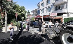 İstiklal Mahallesi Özgür Sokak’ta asfalt çalışmaları sürüyor