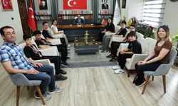 Türkiye ikincisi satranç takımından İl Millî Eğitim Müdürüne ziyaret