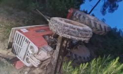 Devrilen traktörün sürücü yaralandı