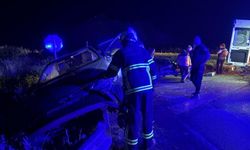 D100’de otomobil refüje çarptı: 2 yaralı