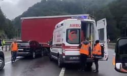 TEM Otoyolu'nda tırdan ayrılan dorseye otomobil çarptı: 2 yaralı