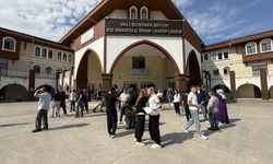 Sakarya'da YKS'nin ilk oturumu başladı: Öğrenciler sınavda, veliler dışarda ter döküyor