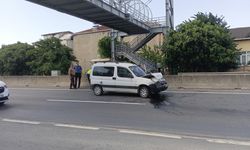 Kocaeli'de hafif ticari araç otomobile çarptı: 2 yaralı