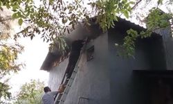 Bolu’da 2 katlı evin çatı katında yangın çıktı