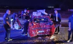 Bolu’da tırın çarptığı otomobil kağıt gibi ezildi: 3 yaralı