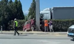 Panelvan yön tabelasına çarptı: 1 ölü, 2 yaralı