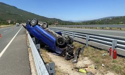 Bariyerlere çarpan hafif ticari araç ters döndü: 3 yaralı
