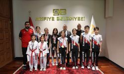 Şampiyon sporcular Başkan Karakullukçu’yu ziyaret etti