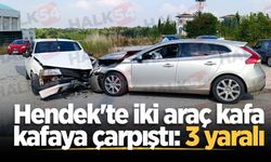 Hendek'te iki araç kafa kafaya çarpıştı: 3 yaralı