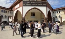 Sakarya'da YKS'nin ilk oturumu başladı: Öğrenciler sınavda, veliler dışarda ter döküyor