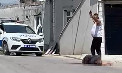 Sokakta dehşet; Eşini defalarca bıçakladı