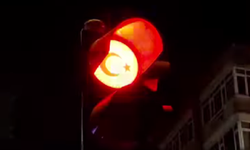 Sakarya'da trafik ışıkları 'ay yıldızlı' yanıyor