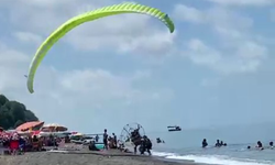 Plajda kontrolden çıkan motorlu paraşüt kalabalığa daldı: 3 yaralı