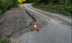 Çöken yol haftalardır onarılmayı bekliyor