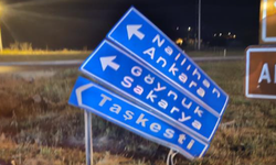 Yön levhasına çarpıp kaçan alkollü sürücü bulundu