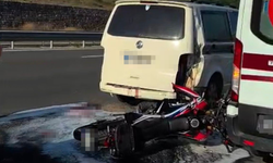 Panelvana çarpan motosikletli ağır yaralandı
