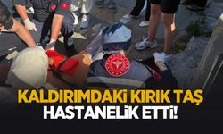 Kırılan kaldırım taşı hastanelik etti; İşte o anlar