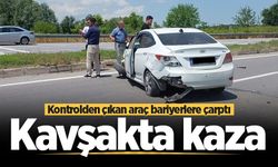 Akyazı’da kontrolden çıkan araç bariyerlere çarptı