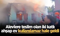 Alevlere teslim olan iki katlı ahşap ev kullanılamaz hale geldi