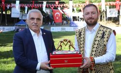Gelenek bozulmadı : Faruk Koç yeniden güreş ağası seçildi