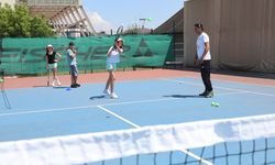 Çocuklar yaz tatilinde kortlarda buluştu