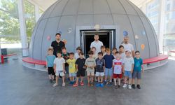 Serdivan planetaryumu yaz okulu öğrencilerini ağırlamaya devam ediyor