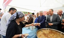 Büyükşehir aşure dağıttı