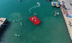 Denizcilik ve Kabotaj Bayramı'nda denizde açılan dev bayrak alkış aldı