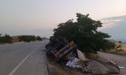 Bilecik'te yan yatan tırın sürücüsü yaralandı