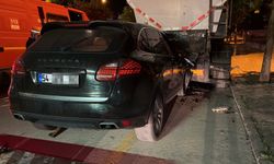 Lüks araçla tıra ok gibi saplandı