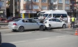 Yavaşlayan trafik zincirlemeye kazaya sebep oldu: 1'i çocuk 3 yaralı
